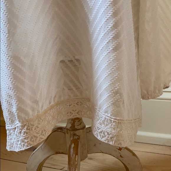 Creamy chevron, sheer Blouse with lace trim - Picture 4 of 7